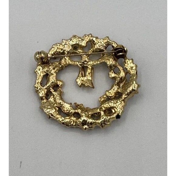 Vtg Christmas Wreath Brooch Gold Tone W Red & Green Enamel Rhinestones 1 3/4” - Picture 3 of 3